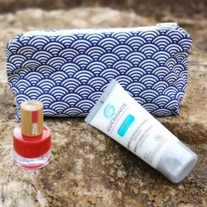 coffret haut les mains de Label'Poulette une vernis à ongle rouge carmin de zao et une crème beauté main de Guérande