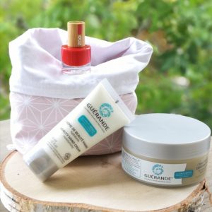 J'ai des mains de fée 1 Gommage mains de Guérande Cosmétics 1 Crème de beauté mains de Guérande Cosmétics 1 Vernis à Ongles Rouge Carmin de Zao Make-Up