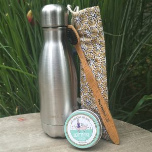box zero dechet bouteille inox, brosse à dents en bois, un etui brosse à dents et dentifrice solide